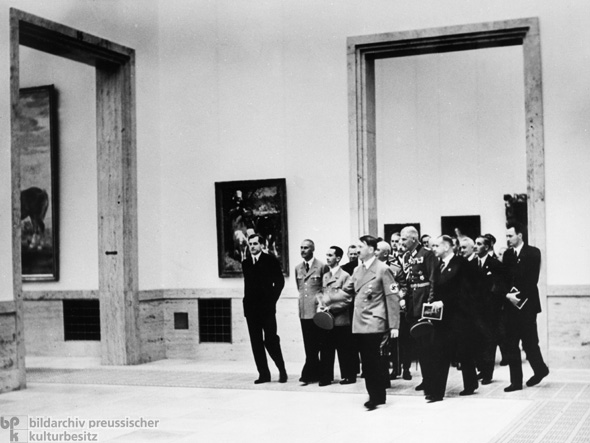 Hitler besucht die zweite „Große Deutsche Kunstausstellung” mit seinem Gefolge (10. Juli 1938)